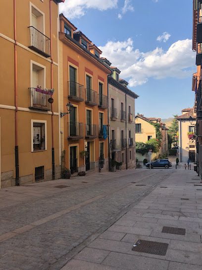 MUNDO HOUSE INMOBILIARIA C. Carral 6 40100 Real Sitio de San Ildefonso Segovia